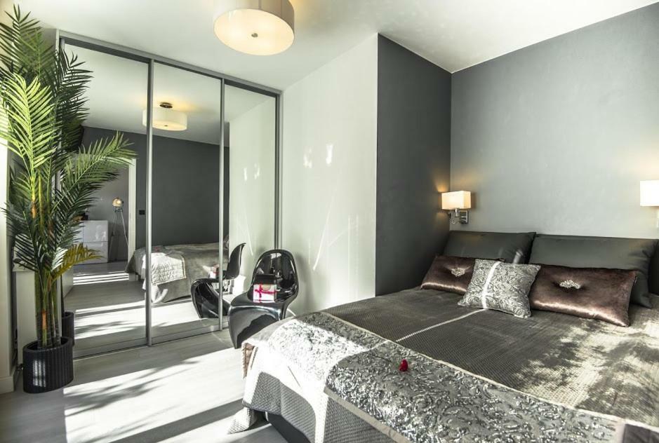 Garden Apartment Cracow- Shopping Mall 1Min, Underground Parking, Family Friendly, City Center Krakow Ngoại thất bức ảnh