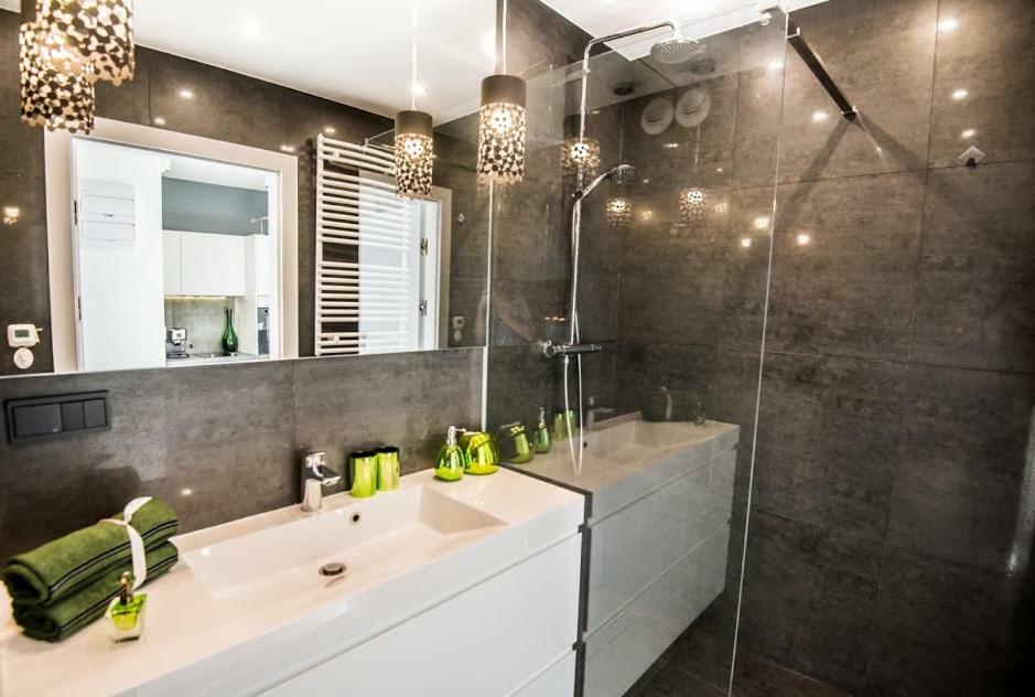 Garden Apartment Cracow- Shopping Mall 1Min, Underground Parking, Family Friendly, City Center Krakow Ngoại thất bức ảnh